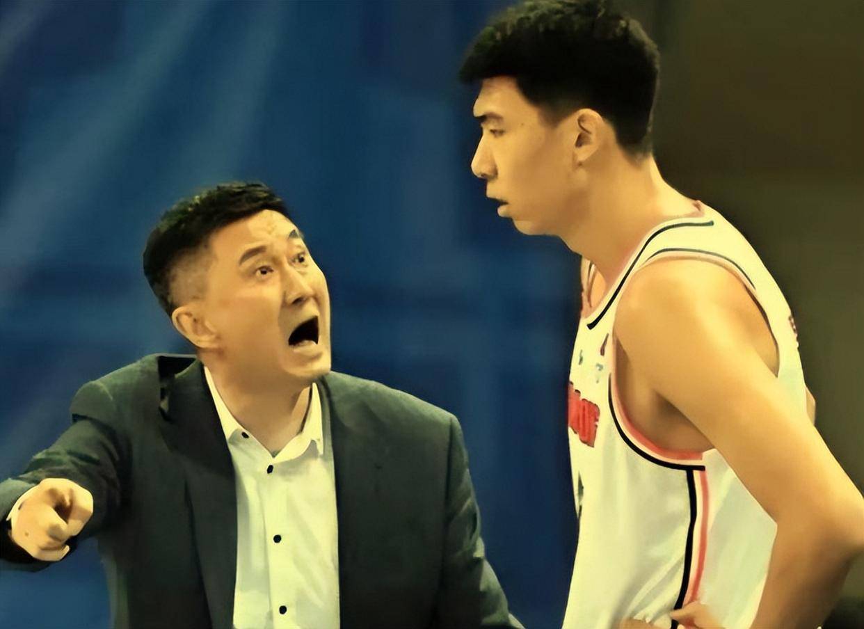 包含关键时刻密尔沃基雄鹿备战国王杯今晨广东宏远备战国王杯，今晨广东宏远更衣室发声瞬间刷屏的词条